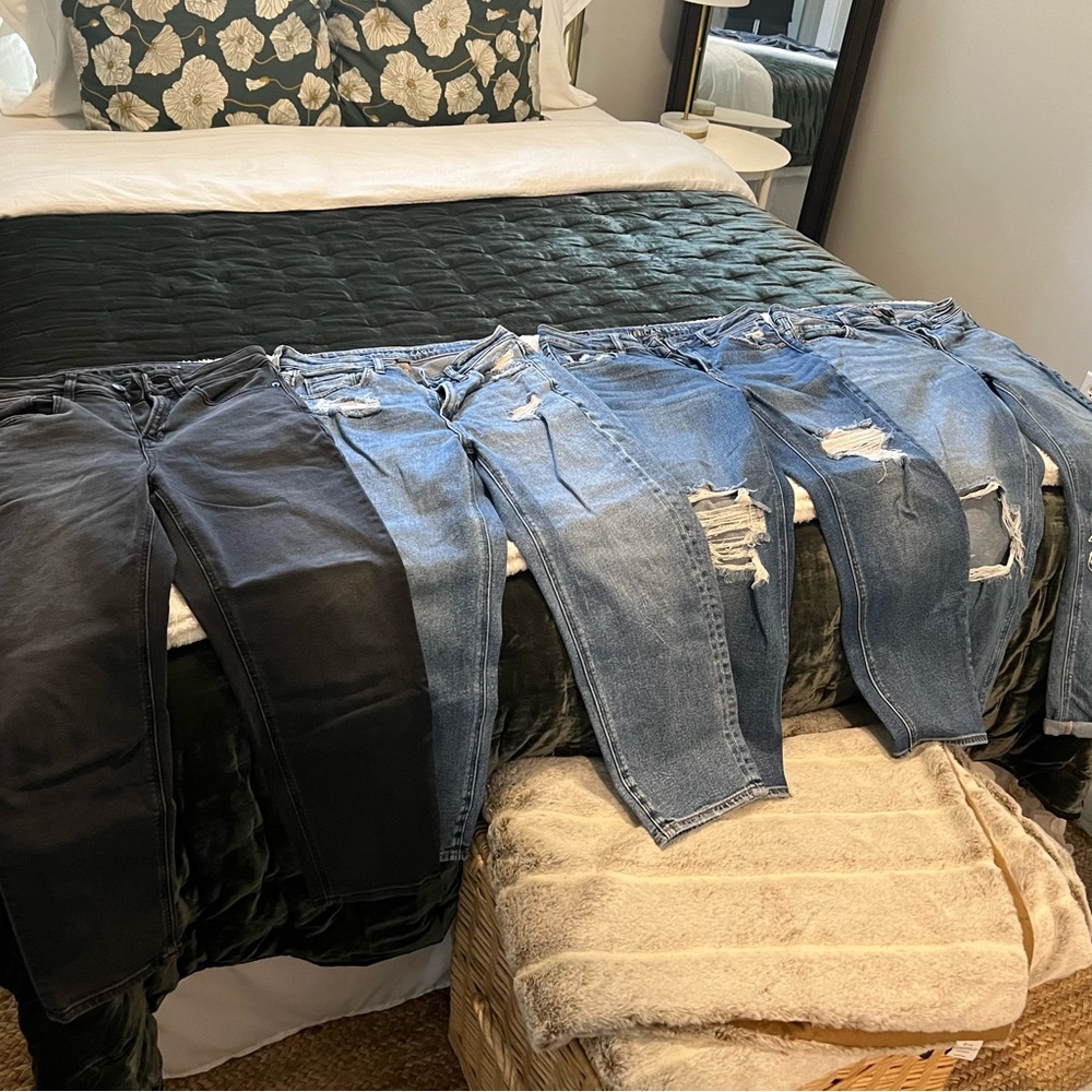 Sz 4 X-Short/Short American Eagle Mom Jeans Bundle